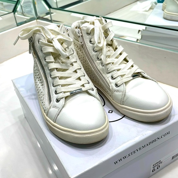 Steve Madden Sneakers - Picture 1 of 8